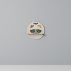 MOTH INTO THE LIGHT Rundes Kunstregal in Eiche-Optik