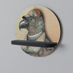 FEATHERED FASHIONISTA Rundes Kunstregal in Schwarz