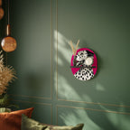 DALMATIAN SMILE Ovales Kunstregal in Schwarz